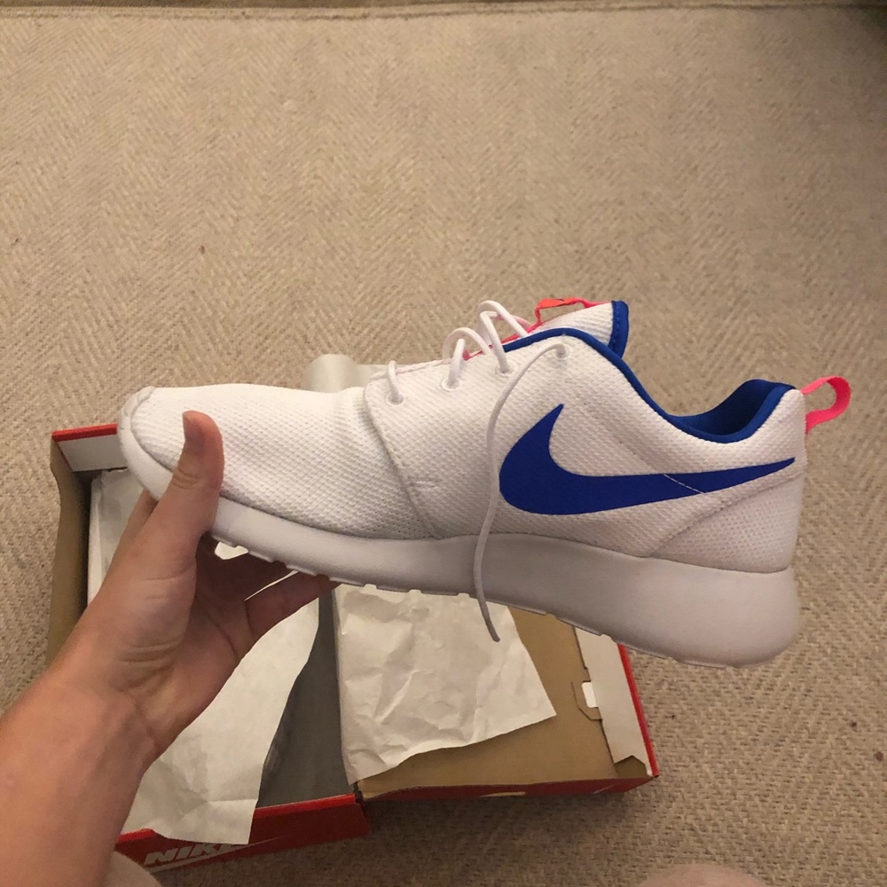 NWT size 11.5 Roshe One electric/neon blue & pink
